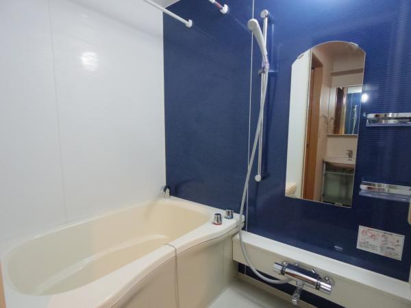 バス・シャワールーム　ブルーのアクセントクロスが魅力的なバスルーム