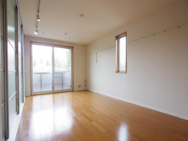 居室・リビング　小窓付き角部屋で明るいお部屋☆