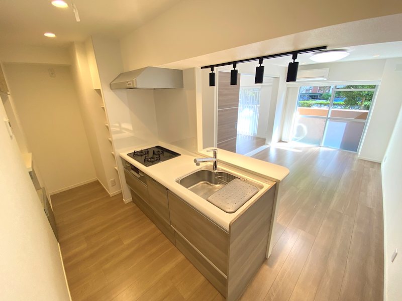 キッチン　3口ガスコンロ、グリル付システムキッチン