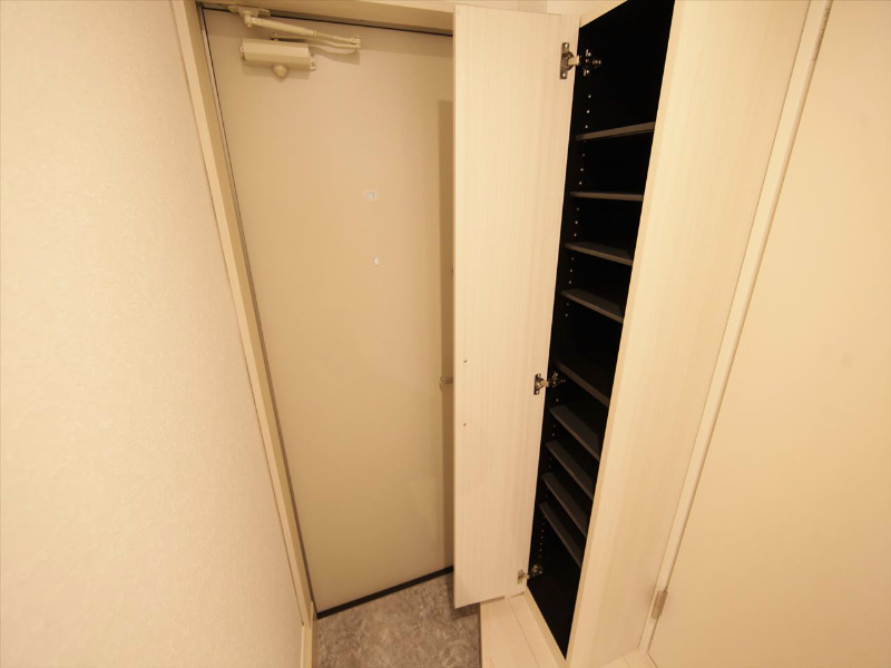 玄関　玄関　シューズボックス　姿見鏡付き（収納充実してます）