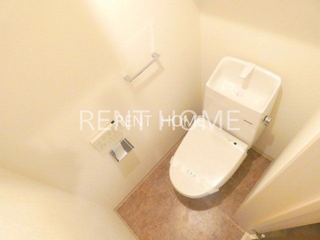 トイレ　温水洗浄便座付きのトイレです。