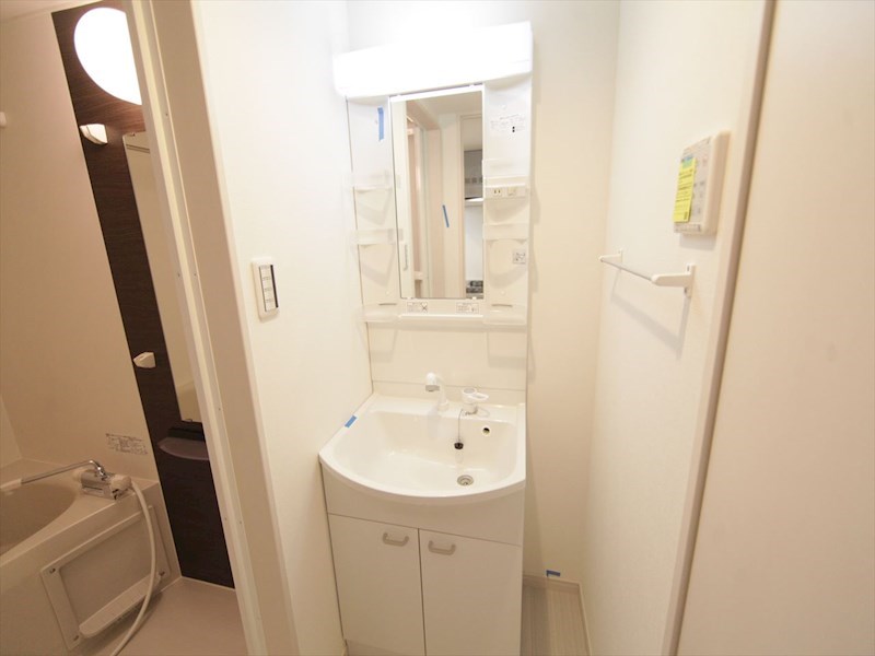 洗面設備　脱衣所　独立洗面台（シャンプードレッサー付）収納スペース有