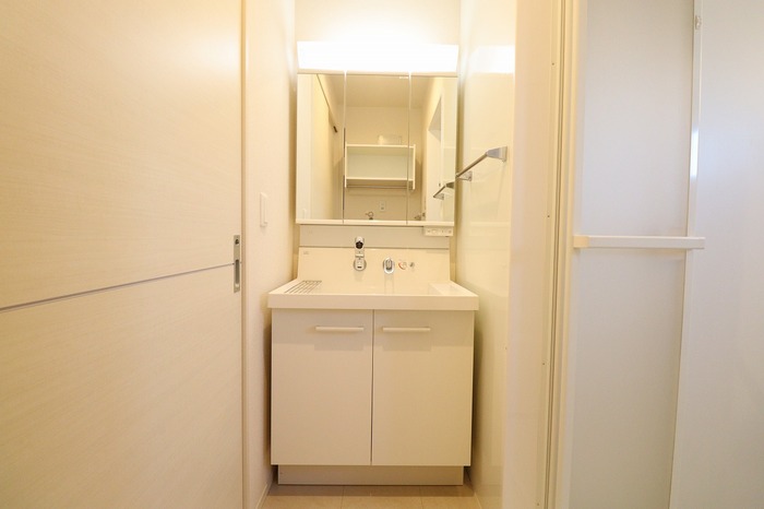 洗面設備　三面鏡付き洗面化粧台