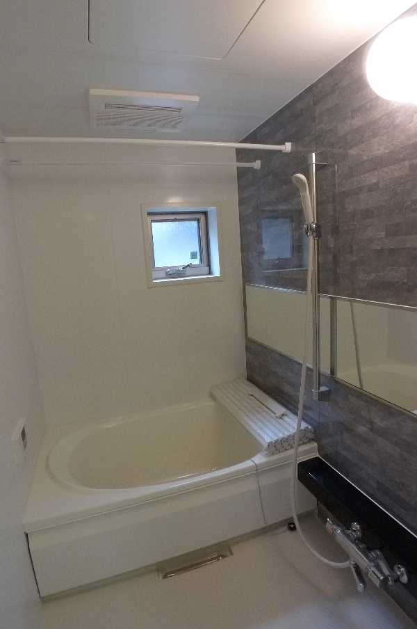 バス・シャワールーム　追炊き及び浴室乾燥機付きバスルーム！窓があって明るいです♪