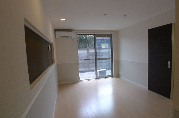 居室・リビング　南向きフローリング12帖のリビングルームです。