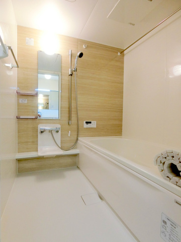 バス・シャワールーム　追炊きと乾燥機付きでゆとりの一坪風呂