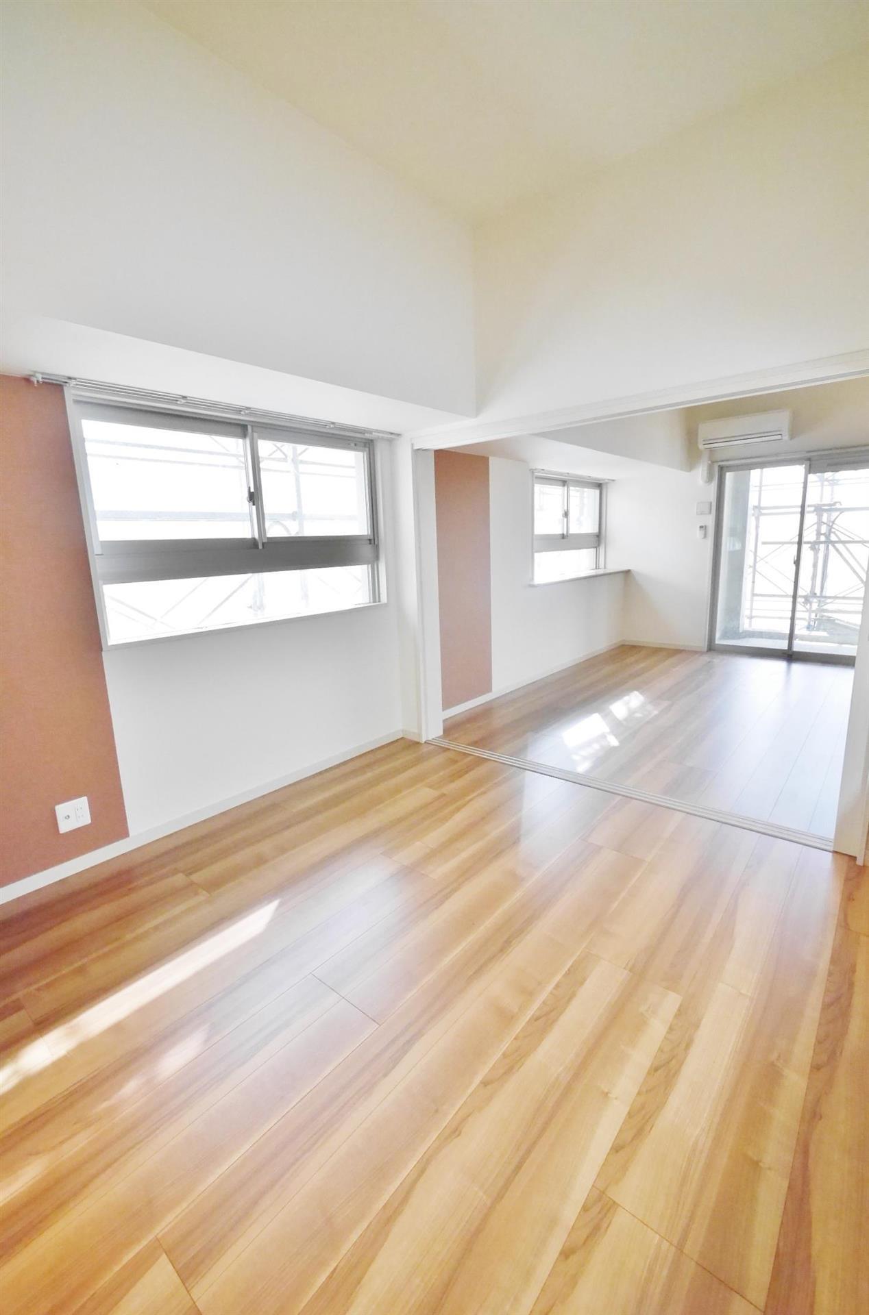 居室・リビング　モデルルームの写真になります。