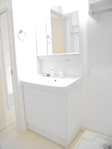 洗面設備　朝の支度にも助かる、独立の洗髪洗面化粧台