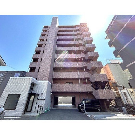 建物外観　夜の外観の印象は一味違います