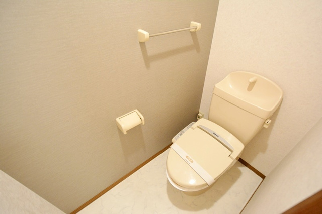 トイレ　温水洗浄便座付きで便利♪