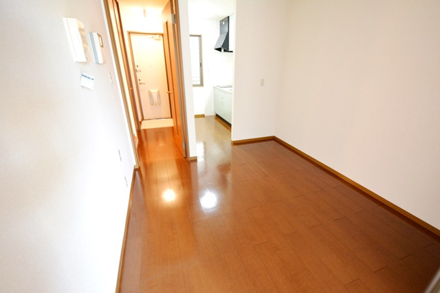 居室・リビング　エアコン付きで快適に過ごせます♪