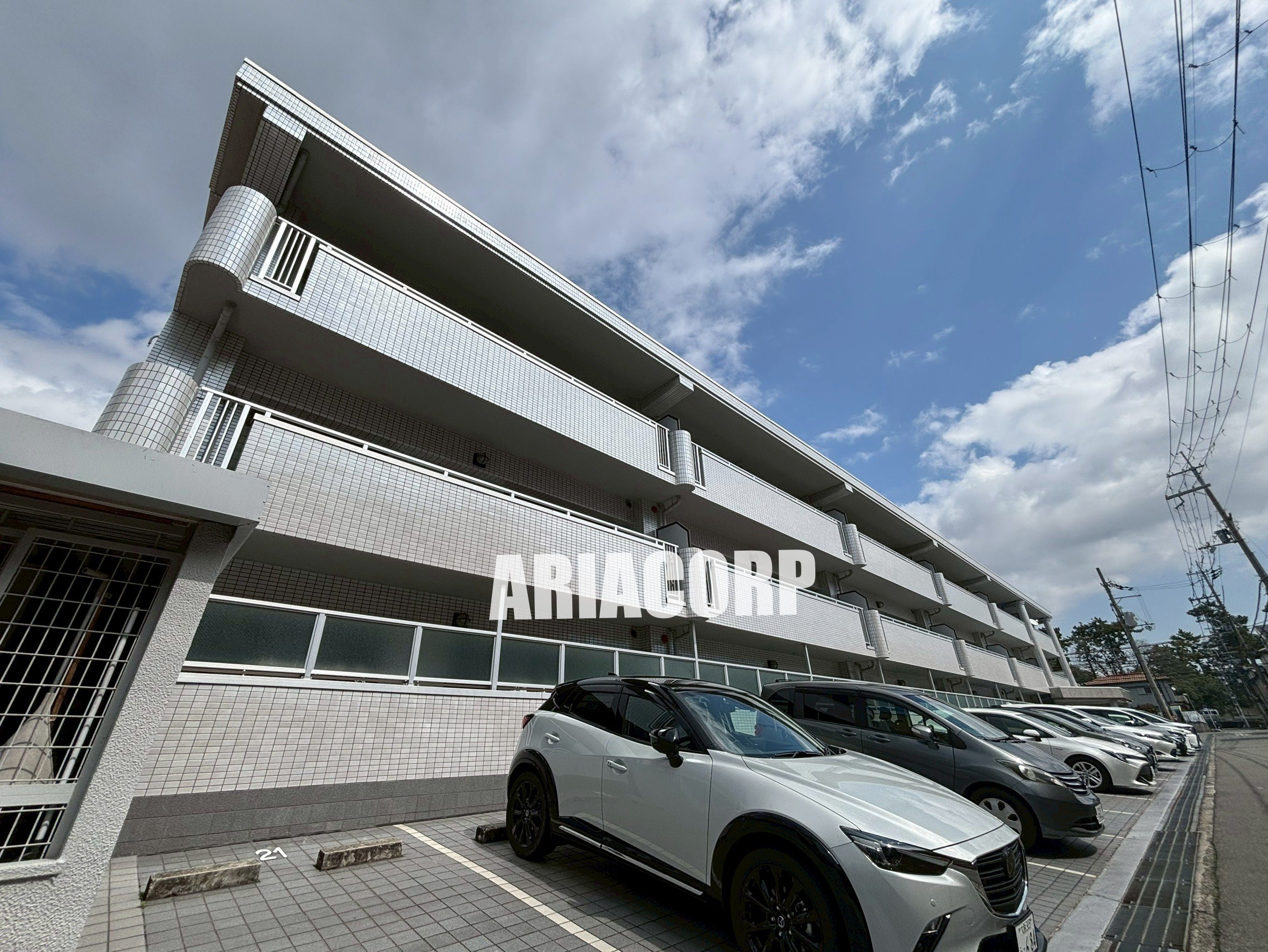 建物外観　重厚感のあるRC造♪閑静♪目の前は大型公園でございます。