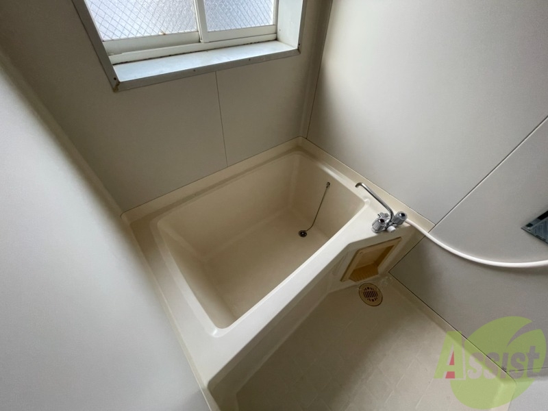 バス・シャワールーム　こちらはお風呂。一日の疲れをここで癒してください。