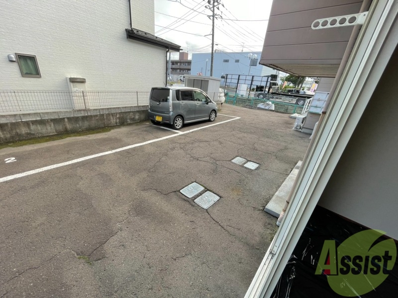 バルコニー　バルコニーは陽当たり良好で、洗濯物も乾きやすいですね