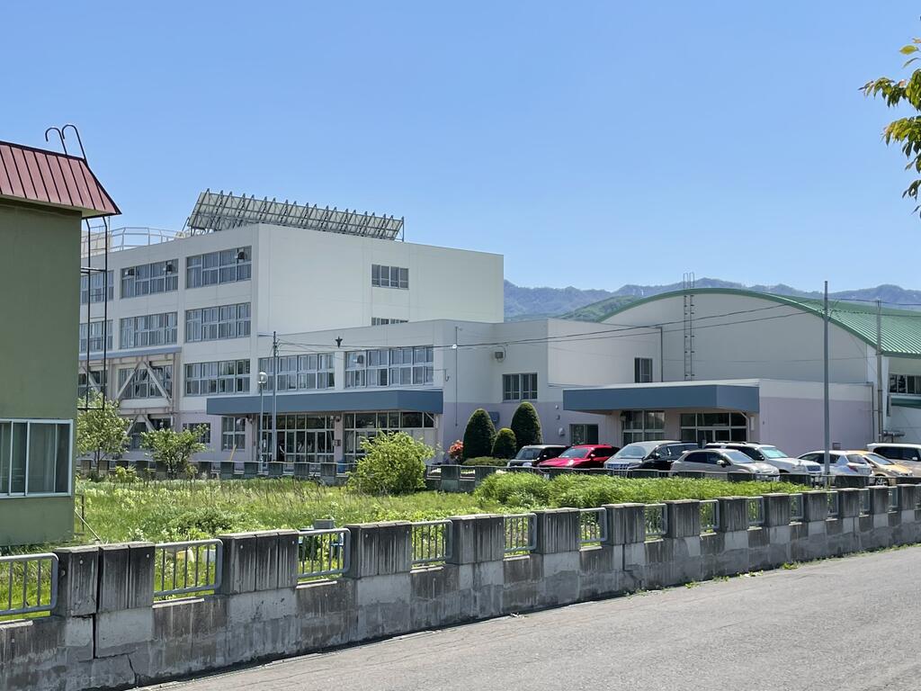 中学校　札幌市立稲陵中学校（中学校）まで1074m