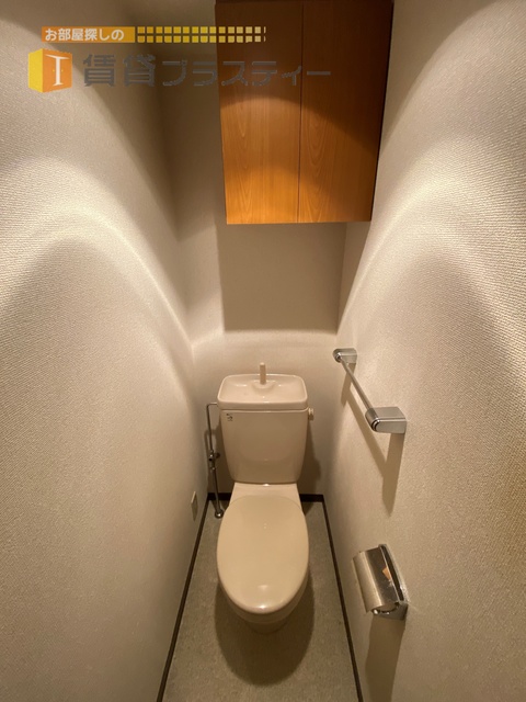 トイレ　収納棚付き。