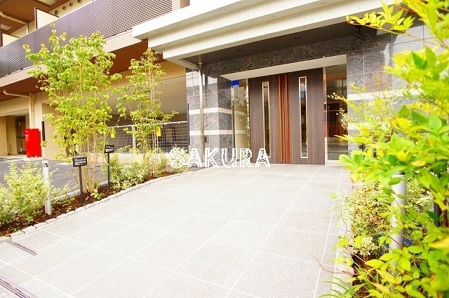 エントランス　重厚感のある建物デザイン♪