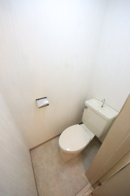 ＪＲ東海道本線 尼崎駅 徒歩17分 3階建 築40年のトイレ写真
