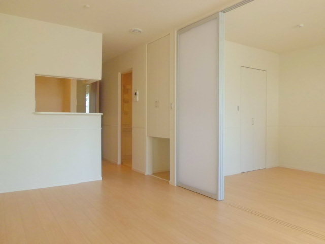 居室・リビング　解放間のあるリビングを見渡す対面式キッチン　リビング１１．３