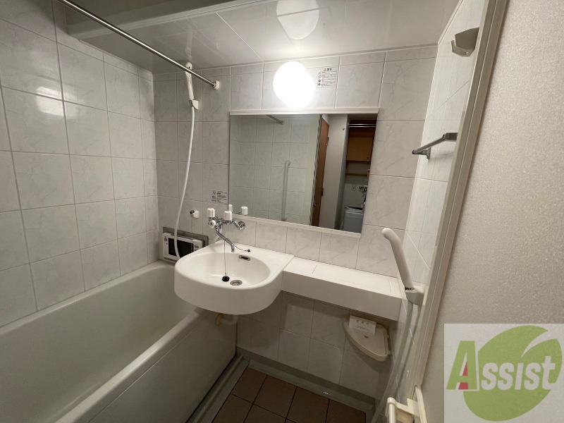 洗面設備　ユニットバス内の洗面台です。朝の身支度もスムーズです。