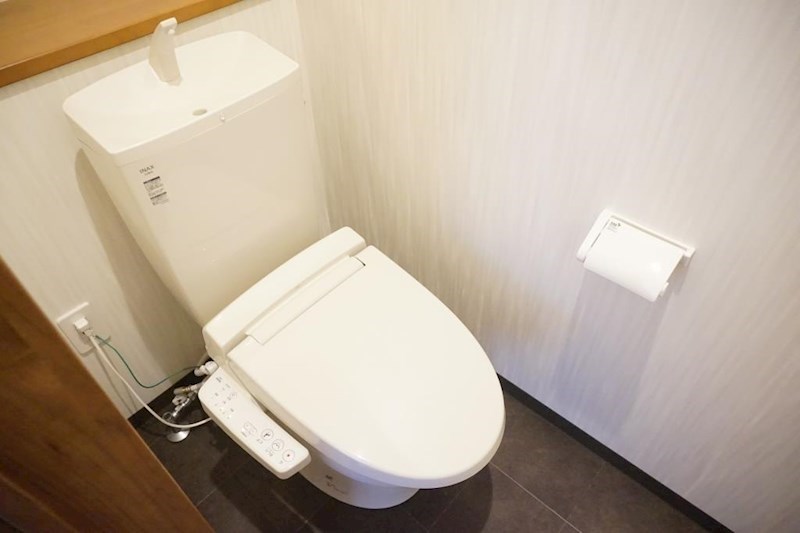トイレ　トイレは快適な温水洗浄便座付き