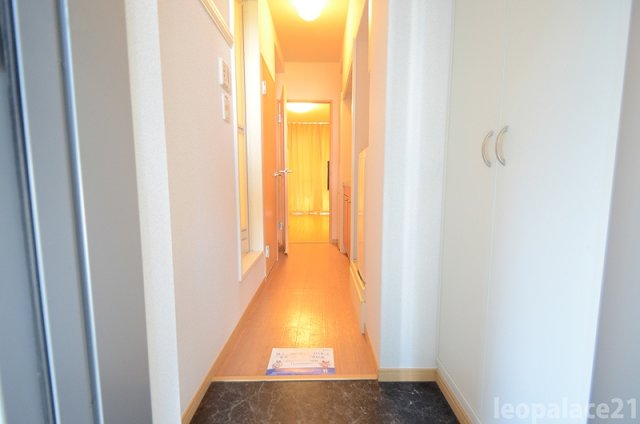 玄関　実際のお部屋と異なる場合がございます。