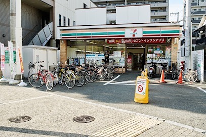 コンビニ　セブン-イレブン 吹田片山１丁目店（コンビニ）まで371m