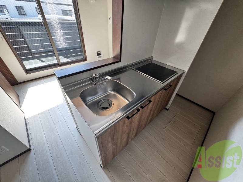 キッチン　こちらはキッチンです。広々としたキッチンですね。