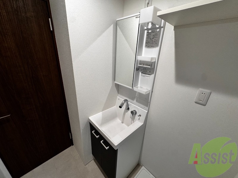 洗面設備　こちらは洗面台になります。大きな鏡があっていいですね。