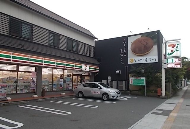 コンビニ　セブンイレブン本町店（コンビニ）まで200m