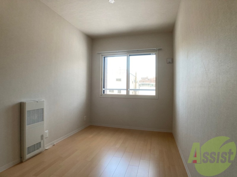 その他部屋・スペース　寝室はこちらです。光が差し込む、温かみのあるお部屋です。