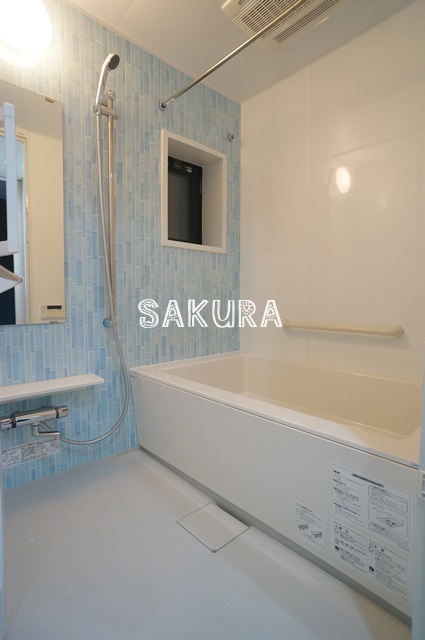 バス・シャワールーム　嬉しい追い焚き・浴室乾燥機付きです♪