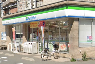 コンビニ　ファミリーマート 小浦川崎浜町二丁目店（コンビニ）まで325m