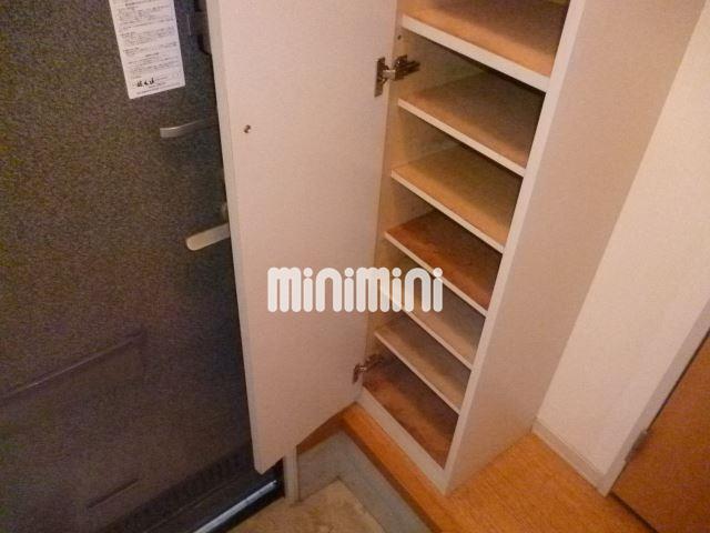 玄関　下駄箱付き