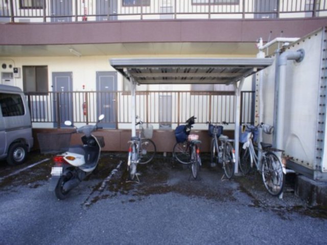 その他共有部分　屋根付きの駐輪場があります♪