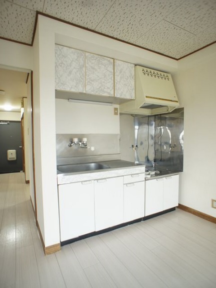 キッチン　便利な吊戸棚が付いています♪