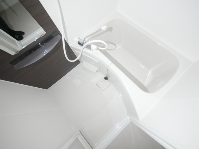 バス・シャワールーム　★鏡付の清潔感のあるバスルームです★