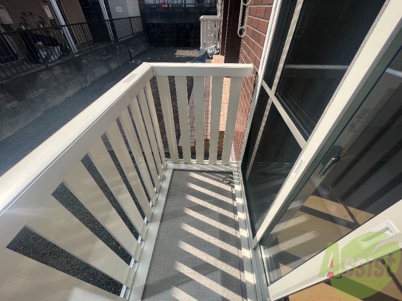 バルコニー　バルコニーはこちらです。洗濯物も干せそうですね。