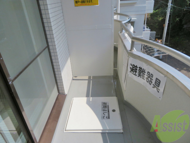 バルコニー　ちょっとしたバルコニーになります。陽もよく当たります。