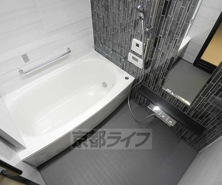 バス・シャワールーム　シックな色のお風呂ですね。