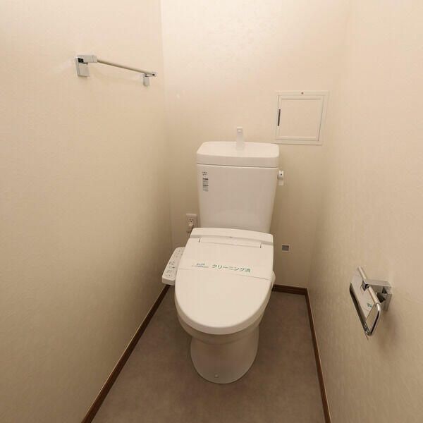 トイレ　落ち着いた色調のトイレです