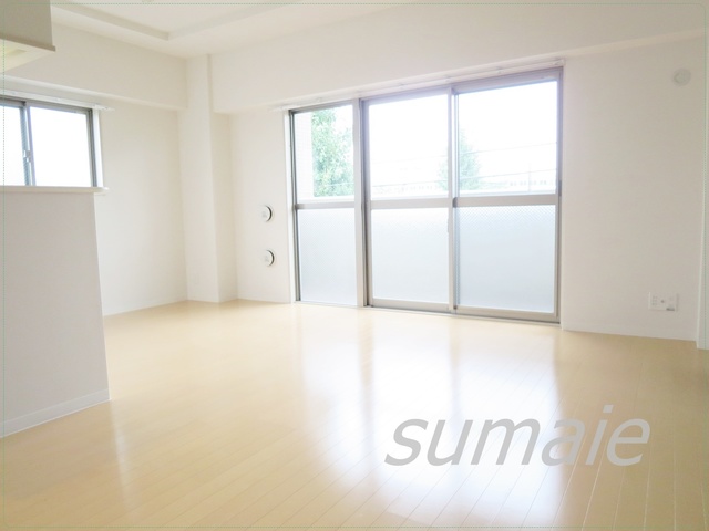 居室・リビング　日当たりの良いリビングです☆