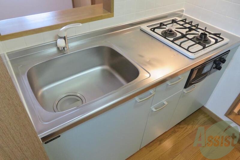 キッチン　嬉しいグリル付きのシステムキッチンになっています。