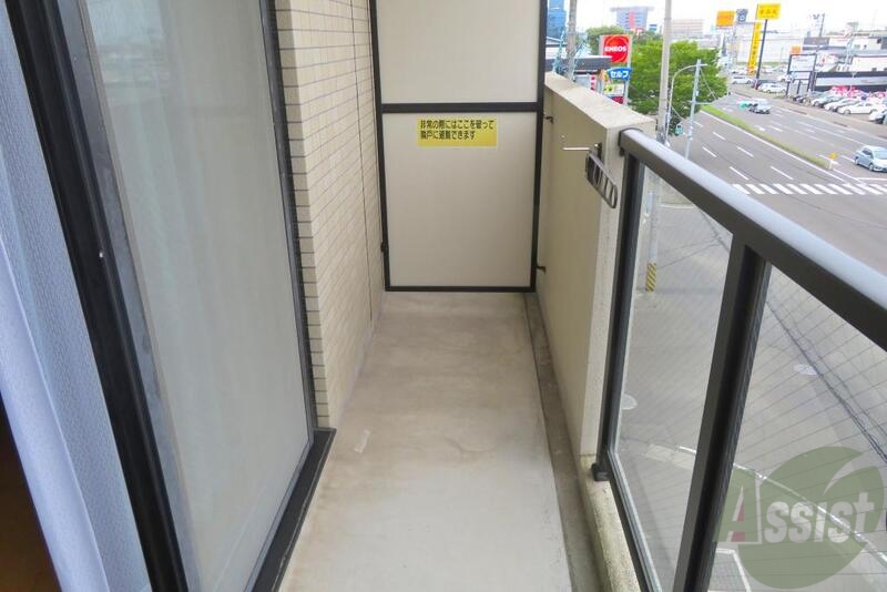 バルコニー　バルコニーはこちら。広々としていますね。