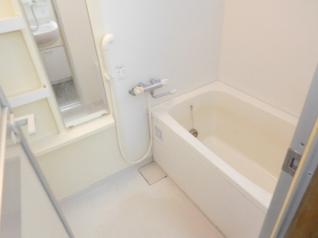 バス・シャワールーム　真っ白で清潔感あるお風呂です