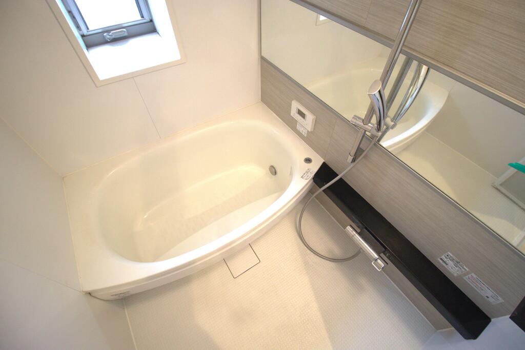 バス・シャワールーム　浴室乾燥機・追い炊き機能付き♪