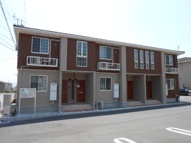 建物外観　建物玄関側（北面）を北北東方向より撮影