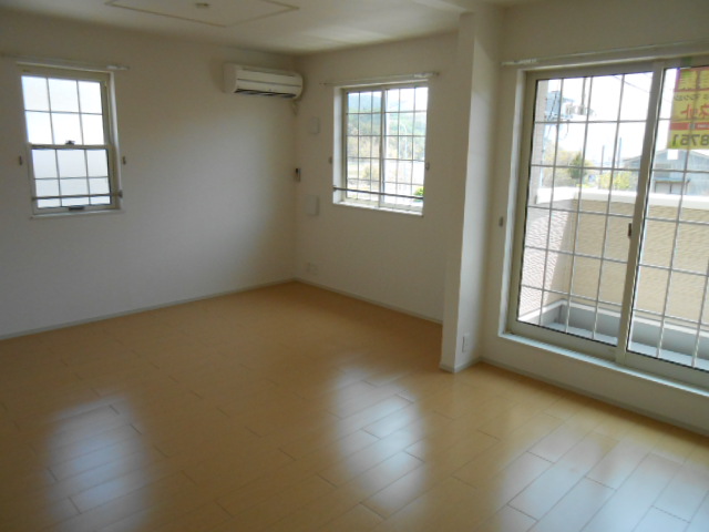 居室・リビング　南面リビング（エアコン完備）・東面に換気採光窓あり