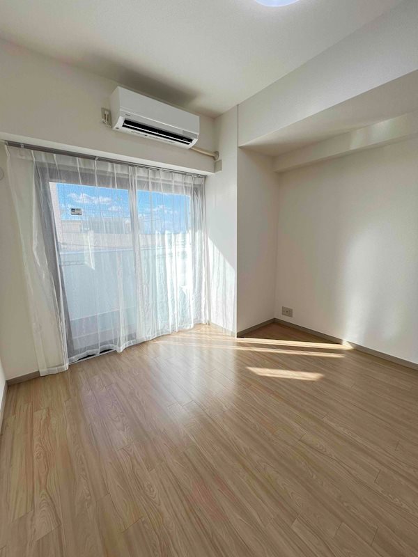 居室・リビング　現地のレースカーテンプレゼントになります。