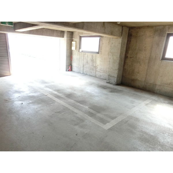 駐車場　高さ、約170センチです。